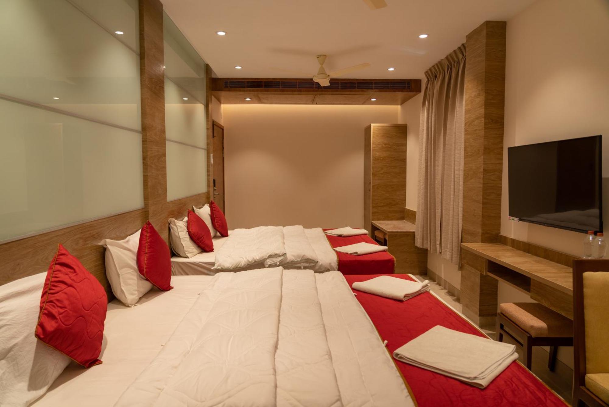The Paradise Hotel - Luxury Stay Канчипурам Екстериор снимка